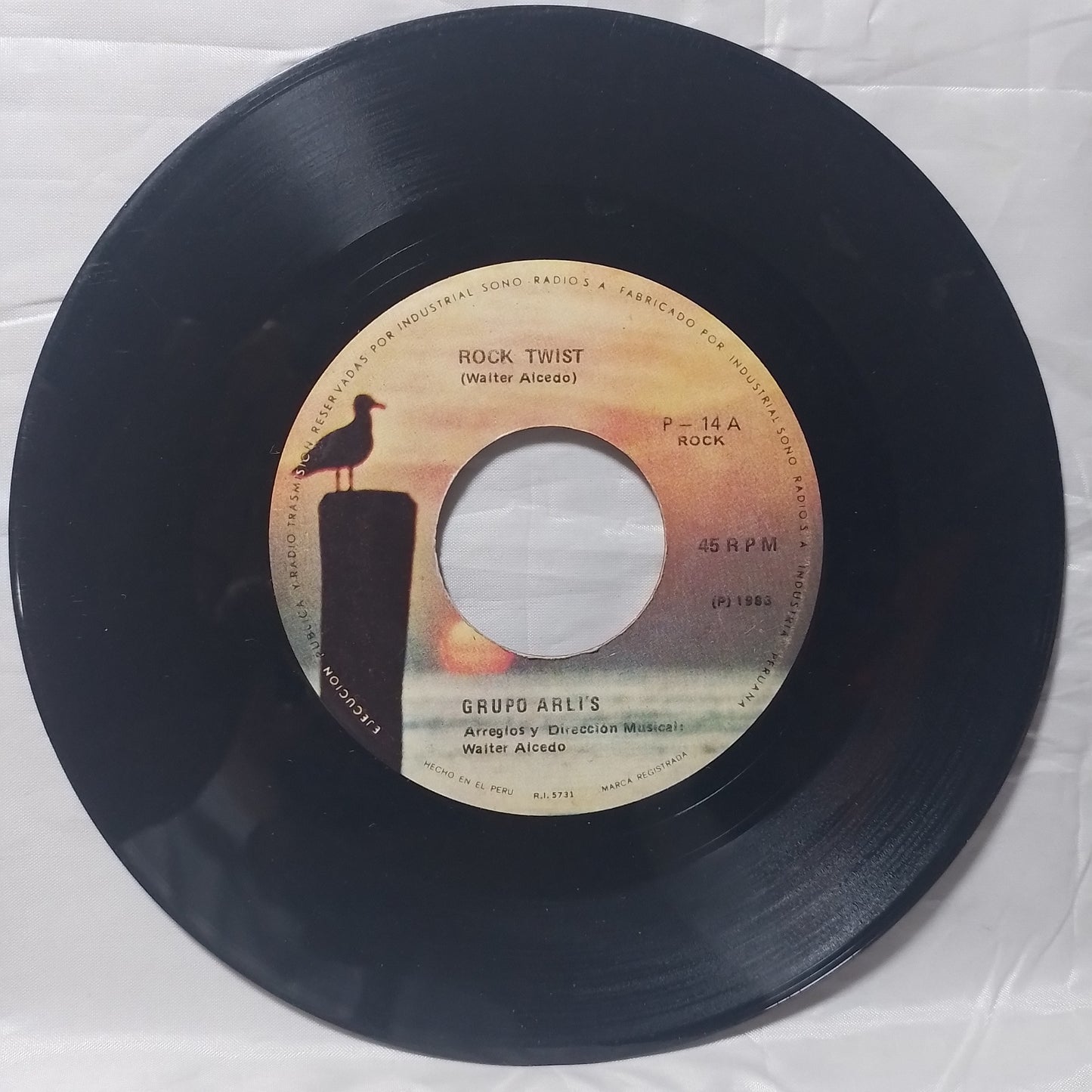 single 7" grupo arlis rock twist / muñequita made peru 1983 latin rock